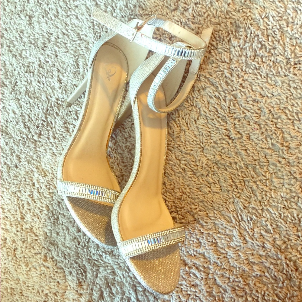 Windsor silver and bling formal pump sz 10